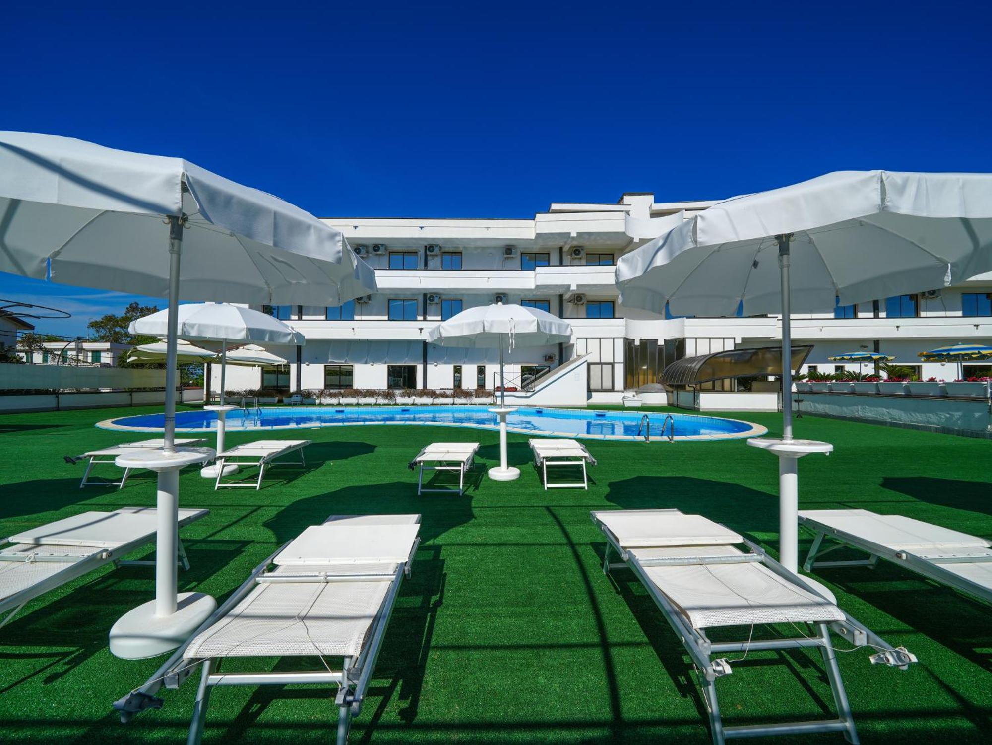 Hotel Club Clorinda Nuova Gestione 2024 เพสตุม ภายนอก รูปภาพ